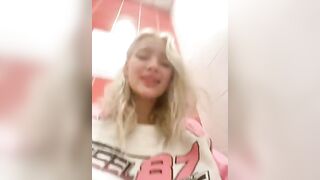 Сексуальная блондинка с большой грудью мастурбирует в туалете
