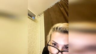 Глубокий отсос зрелой блондинки с грязными ругательствами