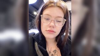 Рыжая красотка мастурбирует и стонет от наслаждения