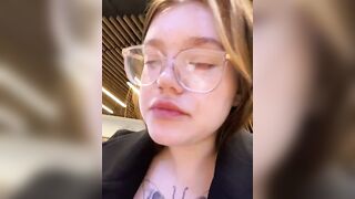Рыжая красотка мастурбирует и стонет от наслаждения