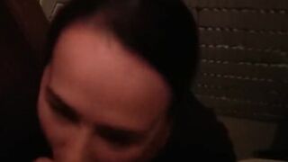 Жесткий секс в туалете: Молодой парень трахает опытную шлюху