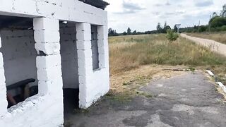 Секс на остановке: настоящий профессионал в действии!