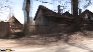 Групповой секс на диване в гостях