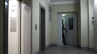 Богатая бабушка отведена в лифте на скорый секс