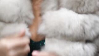 Богатая бабушка отведена в лифте на скорый секс