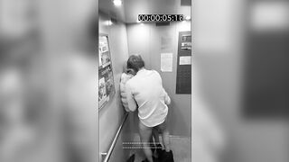 Богатая бабушка отведена в лифте на скорый секс