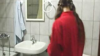 Извинение от сучки: грязный минет у отца на коленях