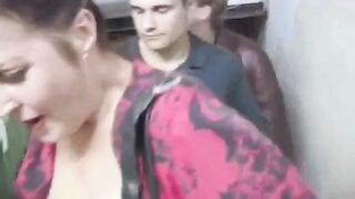 Непослушные парни трахают девушку в подъезде