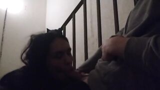 Непристойные игры с соседом в подъезде - жаркое порно видео!