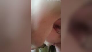 Сексуальная красотка отсасывает и кончает на лицо