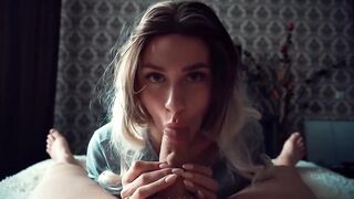 Сексуальная девушка дает глубокий минет