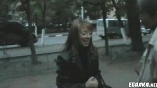 Молодая крошка мастурбирует бананом под старым пердуном