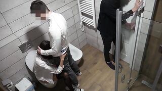 Групповой секс в туалете с пьяными девушками: жесткий трах по очереди!