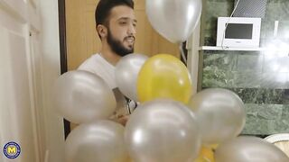 Молодой курьер удовлетворил старую сучку в обмен на доставку