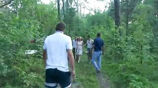 Грубые бандиты удовлетворяют соблазнительную красотку на природе