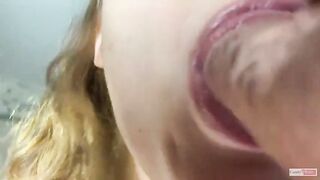 Молодая шлюха делает первый минет на камеру
