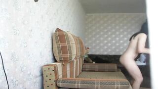 Молодая шлюха трахается в задницу с опытным мужчиной