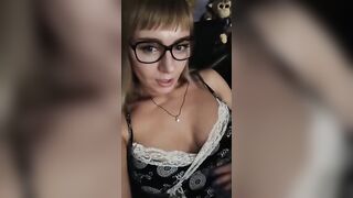 Грязные пальцы в действии: Жесткий секс с возбужденной сучкой