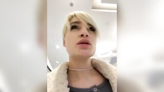 Горячая блондинка трахает свою киску с вибратором