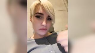 Горячая блондинка трахает свою киску с вибратором