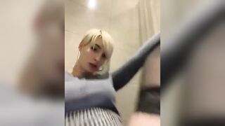Горячая блондинка трахает свою киску с вибратором