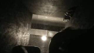 Жесткий трах в туалете: Парень долбит безотказную шлюшку раком в ночном клубе