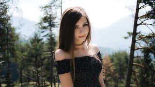 Карина Сычева - безбашенная шлюха, любящая показывать свою голую пизду на камеру
