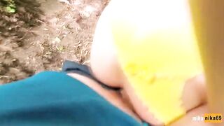 Украинская шлюха трахается раком в парке