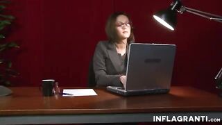 Шлюха-секретарша в чулках отсосала крепкому боссу на столе, пока он мастурбировал ее влагалище