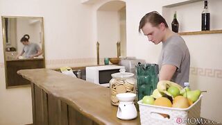 Жаркая шлюха ебется с молодым хахалем на стуле