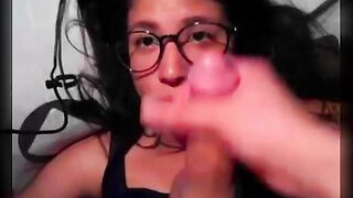 Ненасытная шлюшка с огромной задницей и очками облизывает член и глотает горячую сперму