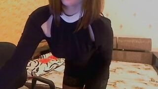 Шлюшка на камеру глубоко заглатывает огромный фаллос