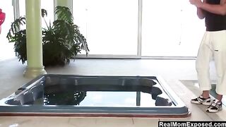 Горячий трах в джакузи с местной шлюхой и ее упругим телом!