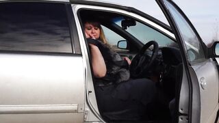 Толстушка курит в машине и дрочит свою волосатую пизду