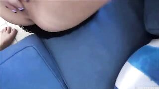 Жесткий секс с братом в отсутствие родителей: трахни сводную сестру на диване!