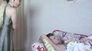 Развратная мамаша разбудила сына минетом и отдалась в задницу!
