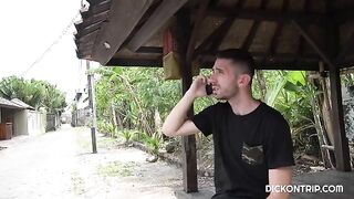 Хардкорный секс с тайской шлюхой: Американский турист разрывает ее киску на кровати!