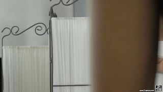 Горячий массаж превратился в грубую еблю на кушетке