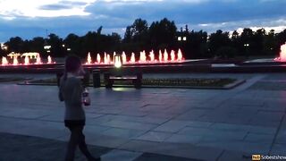 Шлюшка студентка сосет хуй на улице и глотает густую сперму