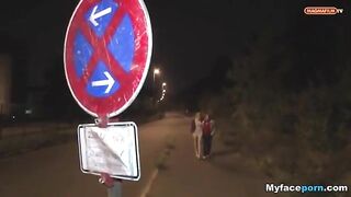 Рыжая шлюха глотает хуй на улице и дрочит свою пизду клиенту