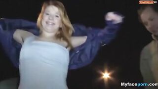 Рыжая шлюха глотает хуй на улице и дрочит свою пизду клиенту