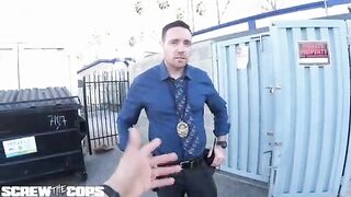 Жесткий досмотр контрабандистки полицейским членом