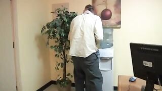Худая шлюха сосет и трахается с боссом на столе
