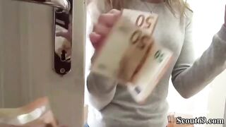 Шлюха согласилась на деньги сосать кривой хуй и трахаться с незнакомцем