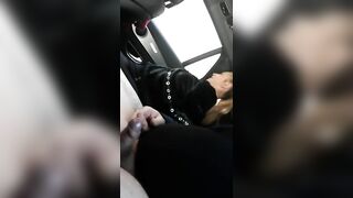 Юная шлюшка Анюта отсасывает толстому шоферу в машине