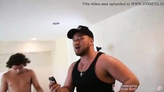 Хулиганский рэпер снимает свой блядский клип на фоне шлюхи сосущей хуй нахуй