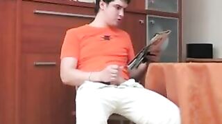 Томская блядь-мамаша застукала пидора-сына за дрочкой и заставила ебаться в родственном инцесте