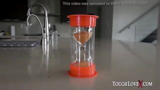 Хардкорная ебля с грубым отсосом и трахом милой шлюшки усатым хуесосом на кухне