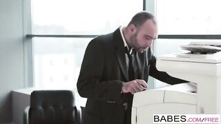 Шлюха с большими сиськами отсосала и трахнулась на столе в офисе с коллегой в ебаную киску
