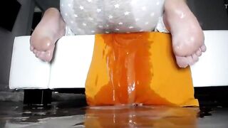 Ебаная шлюха дрочит свою жопу вибратором на камеру